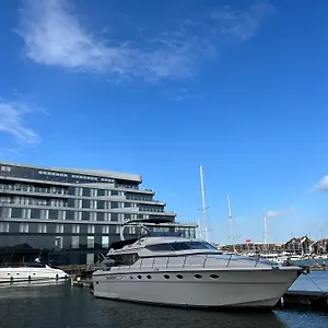  Botel Marina Superyacht: Luxury Harbor
